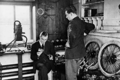 216. 16 Valve Raymond Mays looks on whilst Amherst Villiers scrutinises a lightened piston and conrod.